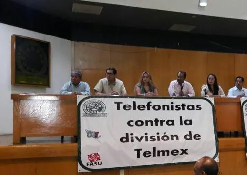 Marchan telefonistas contra la división de Telmex