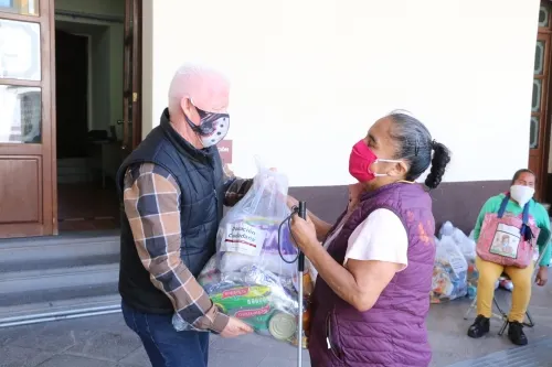 Entrega SEDIF paquetes alimentarios a personas con discapacidad visual