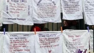 Activistas contra feminicidios muestran bordados en Gobernación