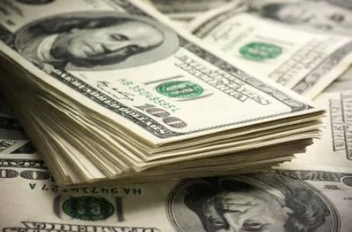 El dólar baja a 19.70 pesos a la espera de la Fed