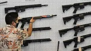 Juez anula prohibición de armas de asalto en California
