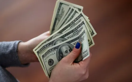 El dólar, a un paso de los 20 pesos en bancos por mayor tensión entre EU y China