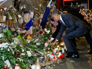 Rinden Obama y Hollande homenaje a víctimas del Bataclan
