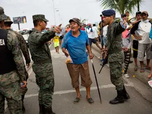 Rescatan a 3 personas 4 días después del sismo en Ecuador