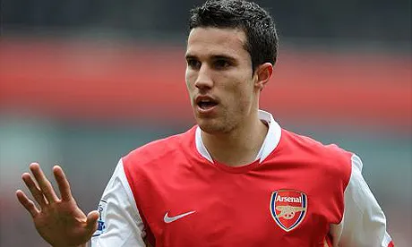 Fans queman el nombre de van Persie en indumentaria del Arsenal