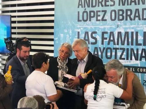 Escucha López Obrador a familiares de los 43 de Ayotzinapa