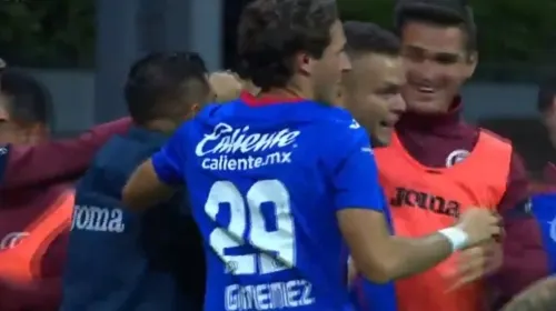 Cruz Azul derrota a Pachuca con gol de último minuto