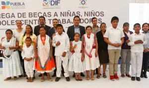 Sedif entrega 300 becas a niños y adolescentes de escasos recursos