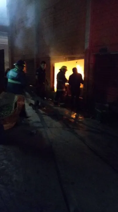 Bomberos controla incendio en la Central de Abasto