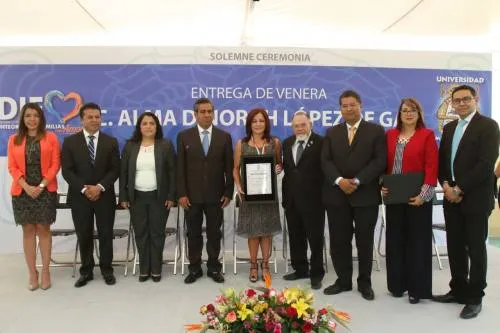 Dinorah López de Gali recibe reconocimiento por su labor a favor de las familias