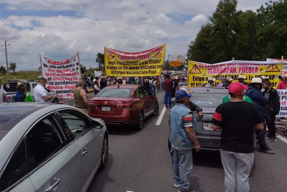 Bloqueo en autopista México-Puebla