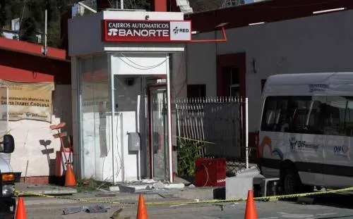 Someten a policías para robar cajero automático de Santa Isabel Cholula