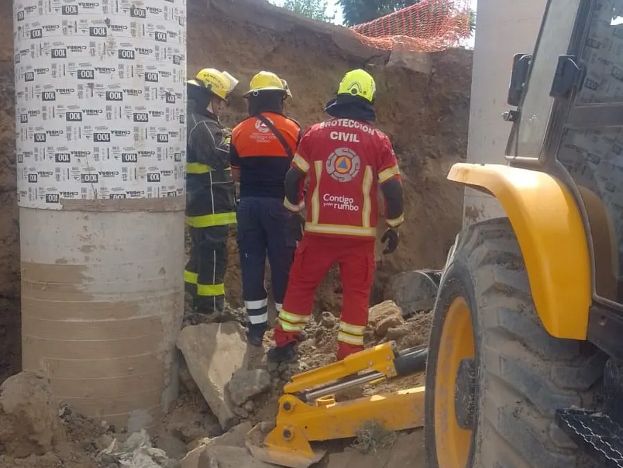 Rescate de 2 personas atrapadas por desgajamiento de tierra