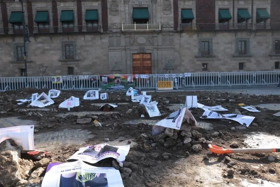 Llevan fosas de desaparecidos frente a Palacio Nacional