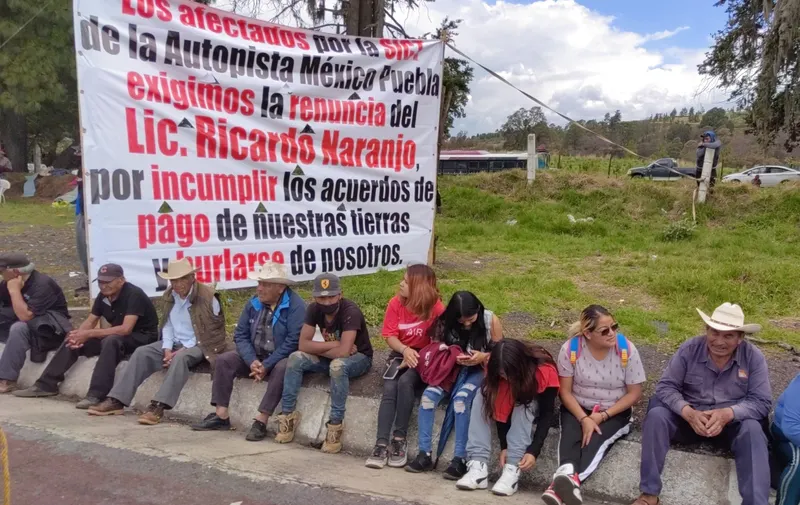 Bloqueo en autopista México-Puebla
