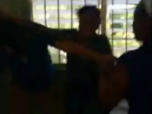 Joven cachetea a su profesora y desata brutal pelea en salón