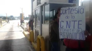 Profesores bloquean la carretera a Campeche