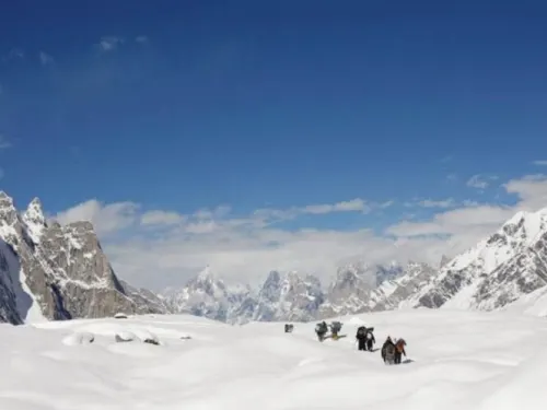 Rescatan a alpinista perdido tres días en el Himalaya