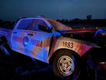 Mujer muere en choque entre auto particular y patrulla de bomberos