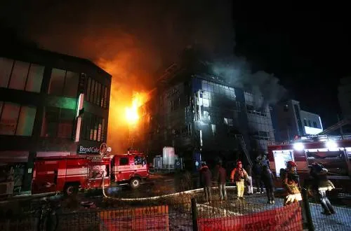 Incendio en gimnasio deja al menos 28 muertos en Corea del Sur