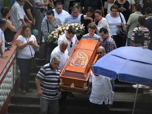Entre lágrimas y gritos de justicia despiden a Mara en Xalapa