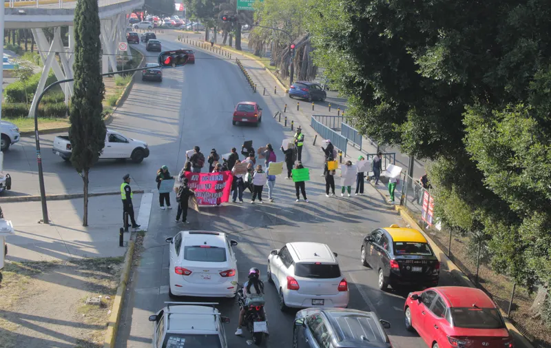 Estudiantes del BINE bloquean bulevar Hermanos Serdán en protesta contra directora