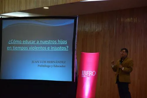 Educar jóvenes comprometidos: reto de la IBERO Puebla y padres de familia
