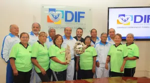 SEDIF reconoce adultos mayores de la Casa del Abue