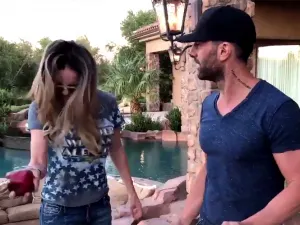 Video: Belinda rompe una manzana con la cabeza