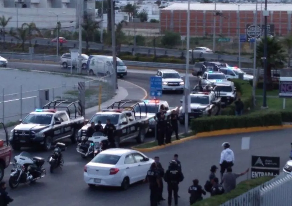 Agreden a tiros a polis estatales para huir en Angelópolis