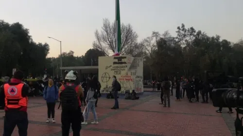 Encapuchados realizan pintas y bajan bandera en Rectoría de la UNAM
