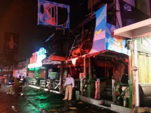 Incendio consume bares en Cholula