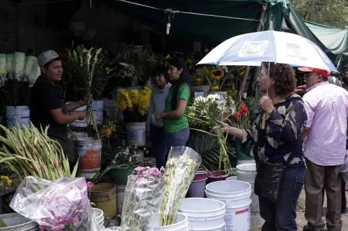 Prohibirán la venta de alcohol a las afueras de panteones: Segom