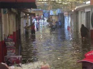 Se desbordan aguas negras y afectan un mercado en Neza