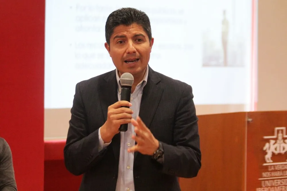 Embisten a Eduardo Rivera desde dos frentes