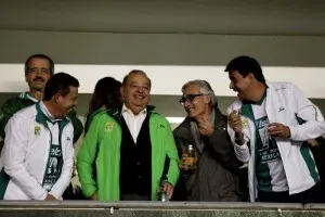Slim premia a jugadores del León con iPads y Iphone