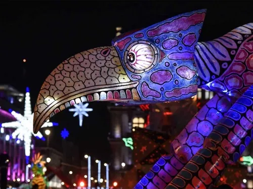 Desfile de alebrijes ilumina el Zócalo capitalino
