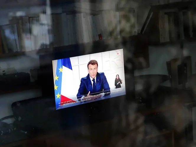 Francia aplica un confinamiento suave y cierra escuelas contra la pandemia