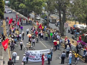 Tras cinco horas, manifestantes en contra del relleno sanitario de Calpan reabren Recta a Cholula