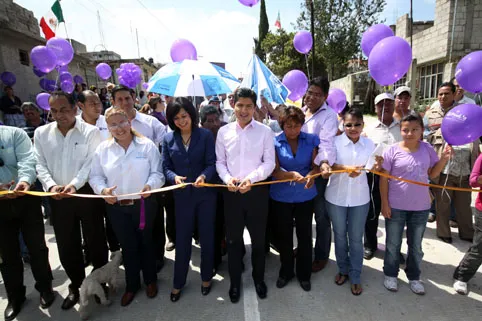 Eduardo Rivera entrega tres calles pavimentadas