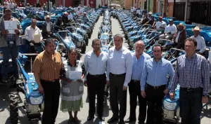 RMV entrega apoyos al campo y equipos hospitalarios en Ciudad Serdán