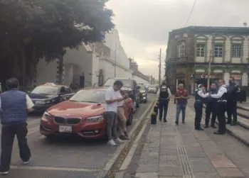 Choca camioneta de Norma Layón en calles del centro de Puebla