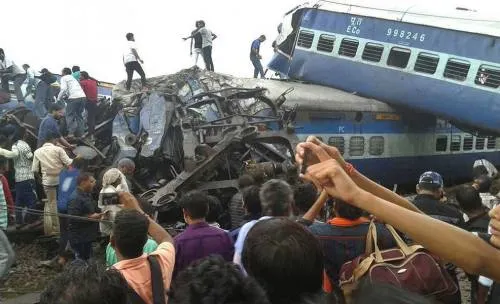 Suman 23 muertos en India por descarrilamiento de tren