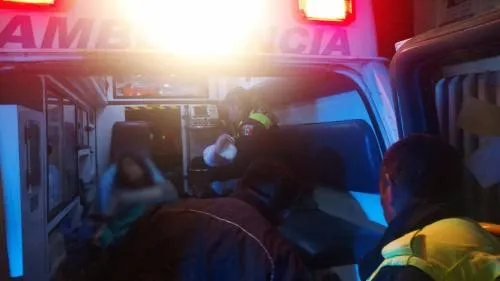 Auxilian Policías de Tránsito Municipal de Puebla a mujer a labores de parto