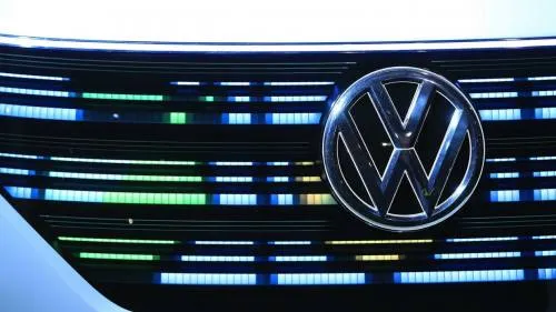 Volkswagen acuerda pagar multa de 1,200 mdd a fiscales alemanes