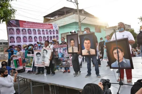 Padres de normalistas de Ayotzinapa exigen al Ejercito no ‘encubrir’ al capitán Martínez Crespo