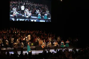 Cantan y bailan poblanos en concierto sinfónico de “Los Ángeles Azules”