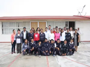 Néstor Camarillo entrega lentes e inicia más obras en Tuzuapan