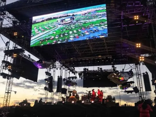 Con claxons y cubrebocas, así se vivió el primer autoconcierto en México