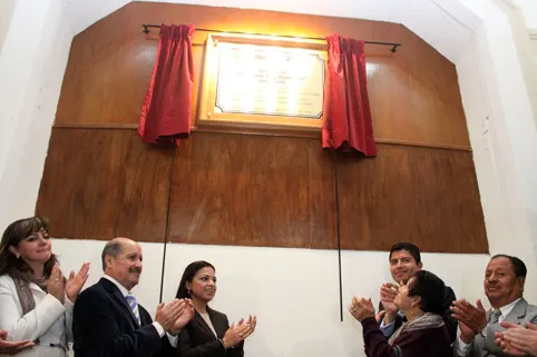 Eduardo Rivera devela placa de la Biblioteca Salvador Cruz Montalvo